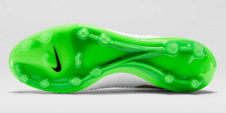 O solado da nova Nike Magista Obra branca 2014-2015